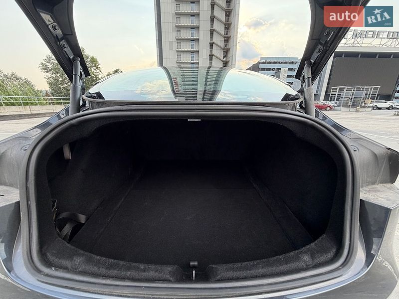Седан Tesla Model 3 2025 в Киеве