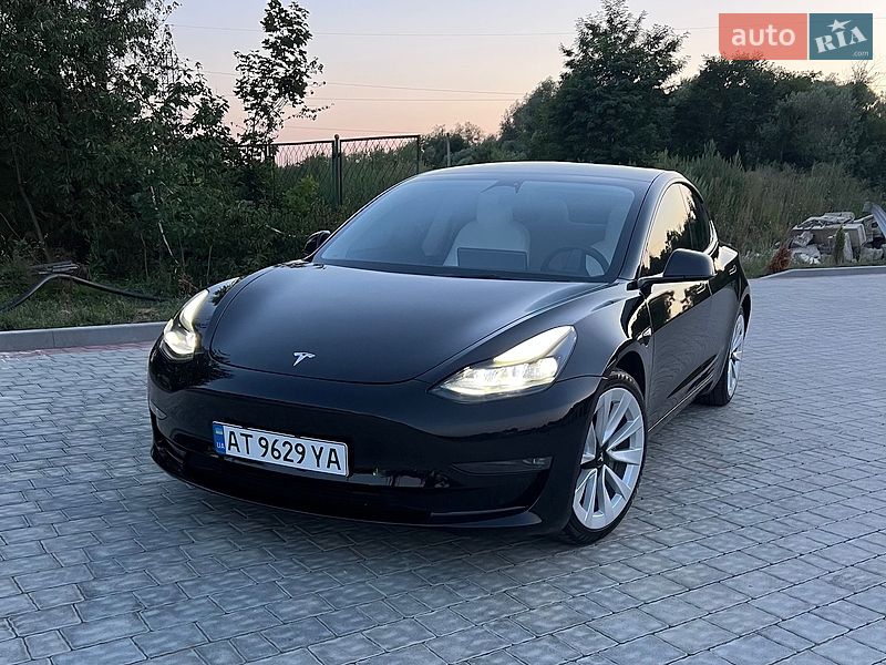 Седан Tesla Model 3 2023 в Івано-Франківську