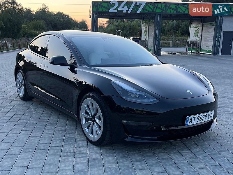Седан Tesla Model 3 2023 в Івано-Франківську
