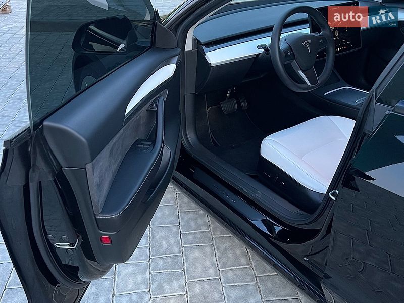 Седан Tesla Model 3 2023 в Івано-Франківську