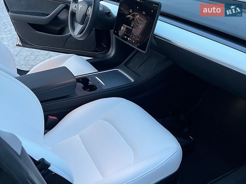 Седан Tesla Model 3 2023 в Івано-Франківську