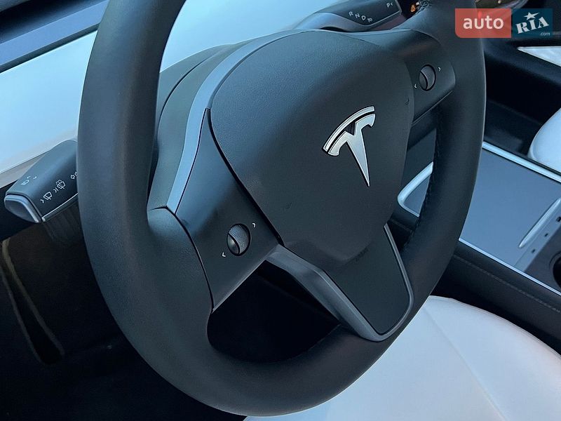 Седан Tesla Model 3 2023 в Івано-Франківську