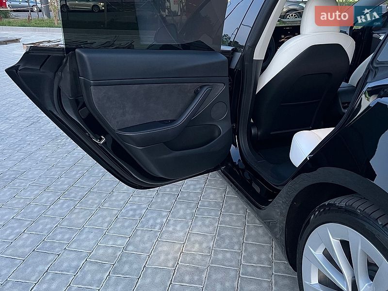 Седан Tesla Model 3 2023 в Івано-Франківську