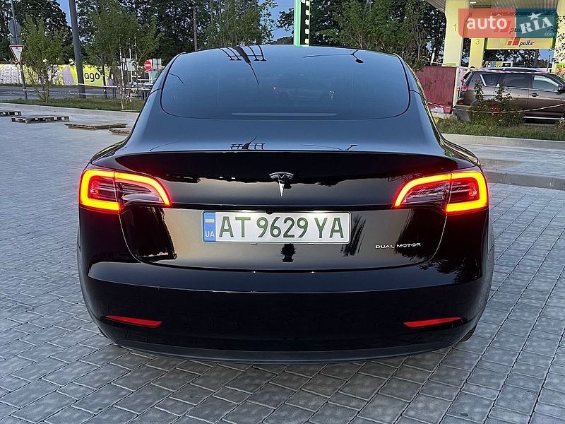 Седан Tesla Model 3 2023 в Івано-Франківську