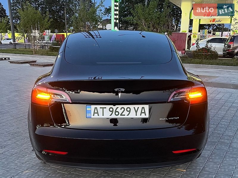 Седан Tesla Model 3 2023 в Івано-Франківську