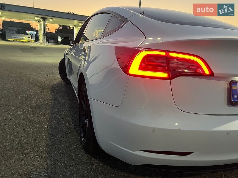 Седан Tesla Model 3 2021 в Черноморске