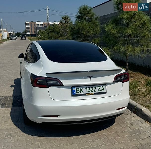 Седан Tesla Model 3 2021 в Рівному