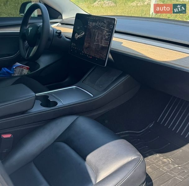 Седан Tesla Model 3 2021 в Рівному