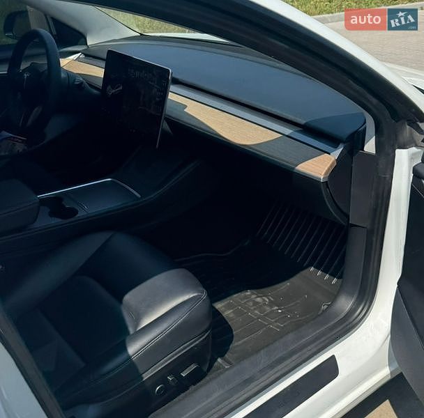 Седан Tesla Model 3 2021 в Рівному