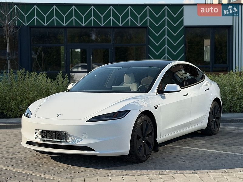 Tesla Model 3, photos from the listing