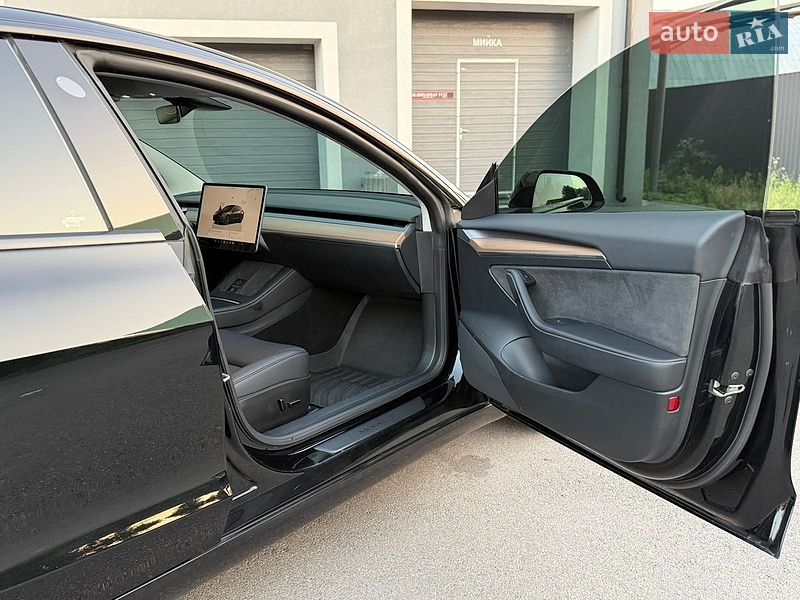 Седан Tesla Model 3 2023 в Виннице