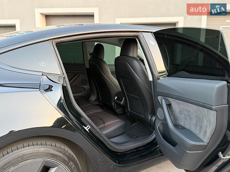 Седан Tesla Model 3 2023 в Виннице