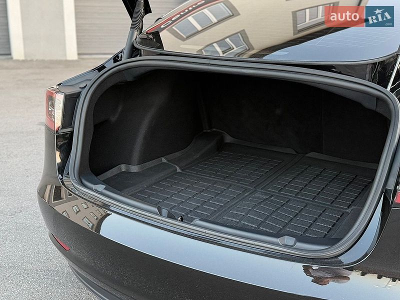 Седан Tesla Model 3 2023 в Виннице