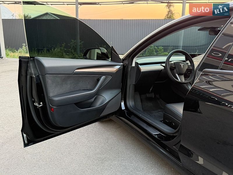 Седан Tesla Model 3 2023 в Виннице
