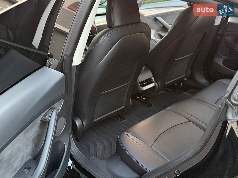 Седан Tesla Model 3 2023 в Виннице