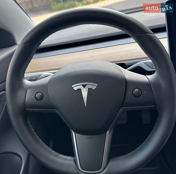 Седан Tesla Model 3 2019 в Львові