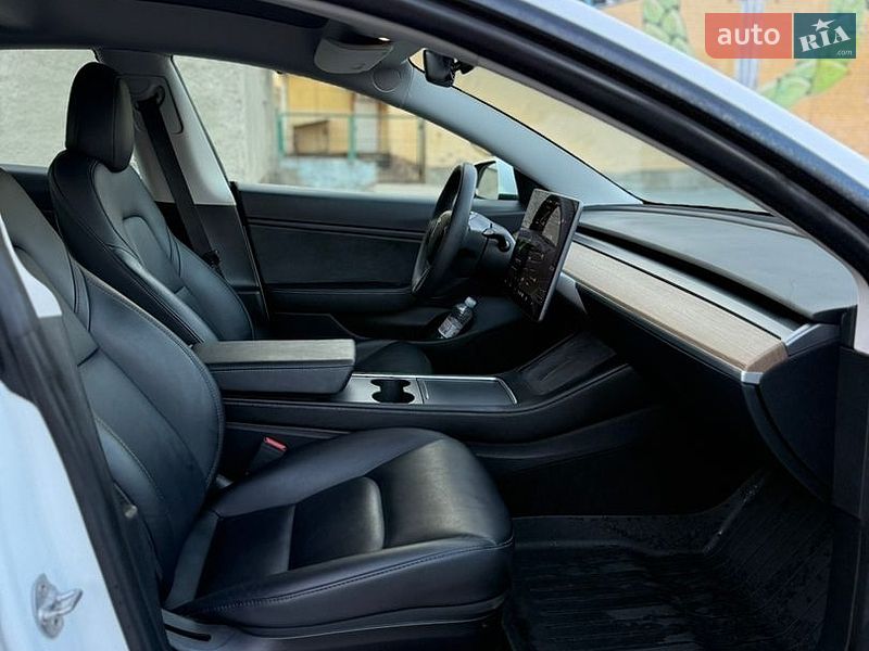 Седан Tesla Model 3 2021 в Луцке