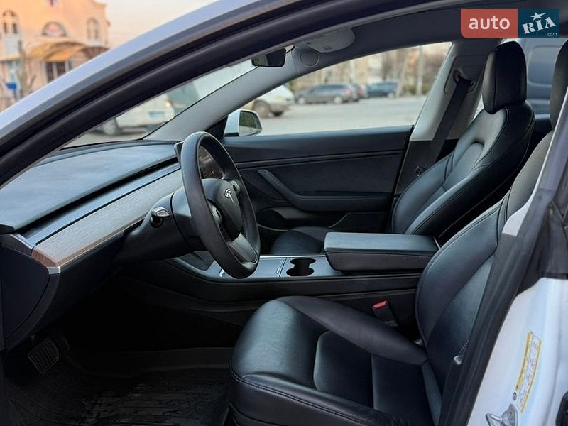 Седан Tesla Model 3 2021 в Луцке