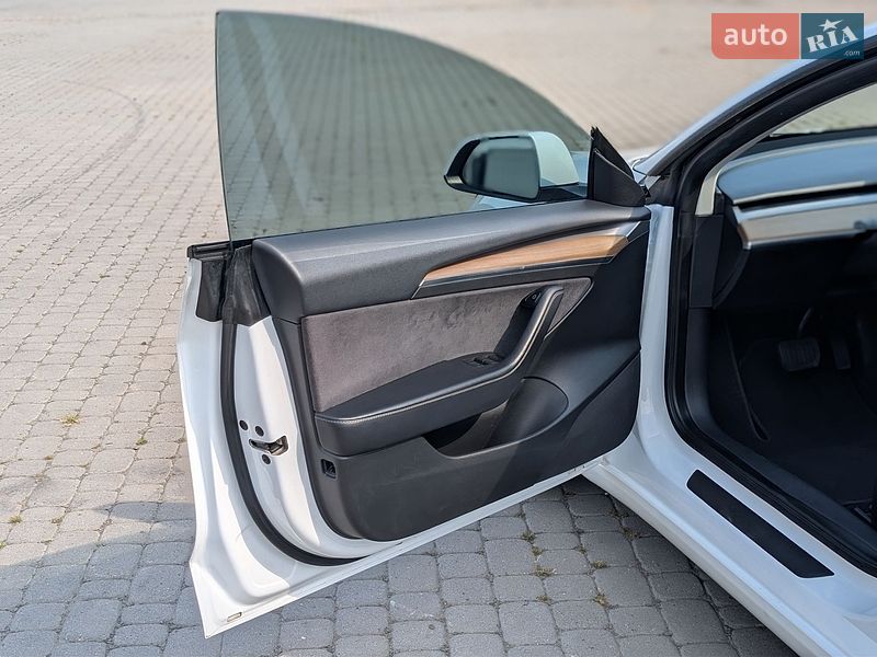 Седан Tesla Model 3 2021 в Ивано-Франковске