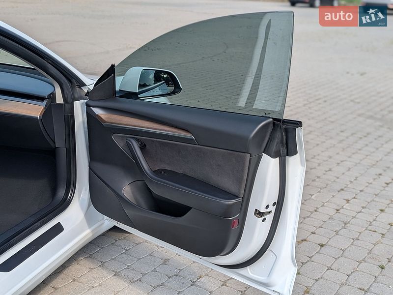 Седан Tesla Model 3 2021 в Ивано-Франковске