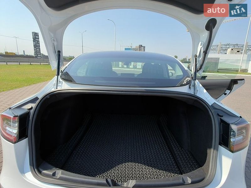 Седан Tesla Model 3 2019 в Киеве