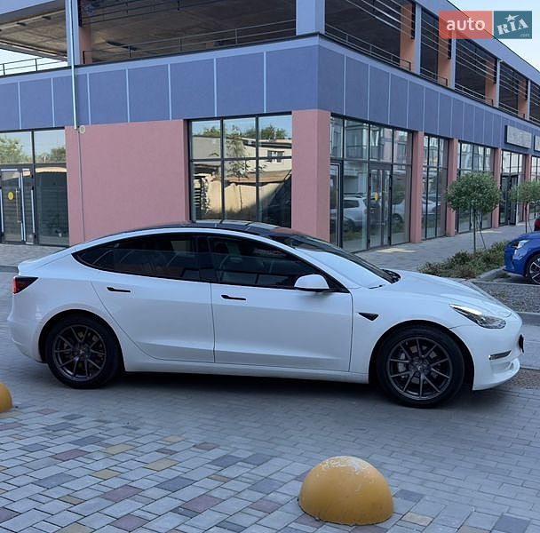 Седан Tesla Model 3 2021 в Луцке