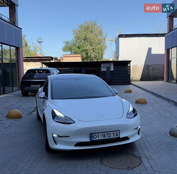 Седан Tesla Model 3 2021 в Луцке