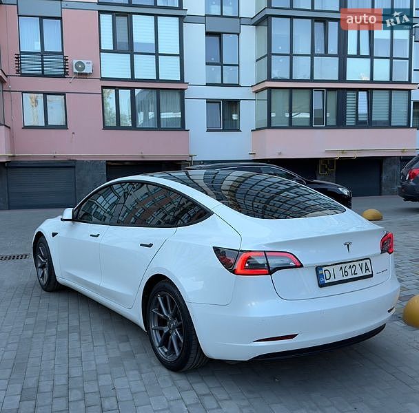 Седан Tesla Model 3 2021 в Луцке
