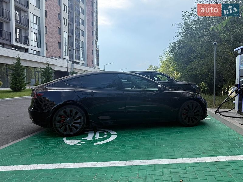 Седан Tesla Model 3 2023 в Іванівці