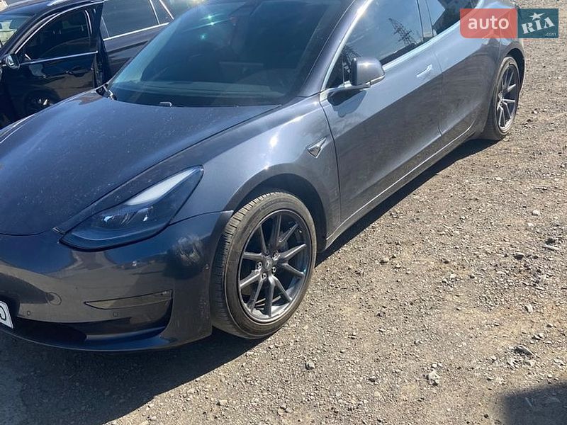 Седан Tesla Model 3 2020 в Ужгороді