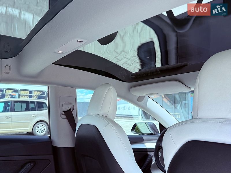 Седан Tesla Model 3 2022 в Львове