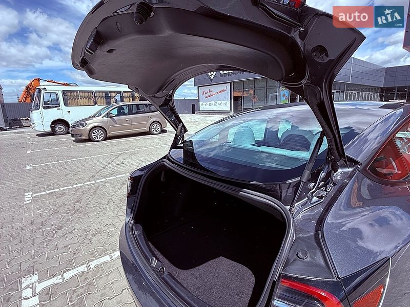 Седан Tesla Model 3 2022 в Львове