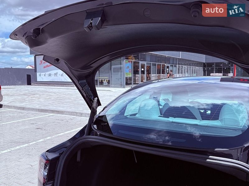 Седан Tesla Model 3 2022 в Львове