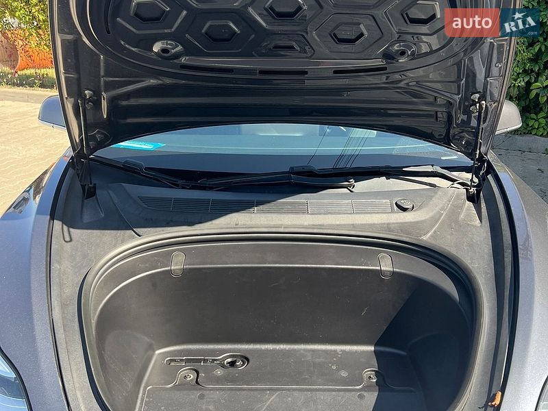 Седан Tesla Model 3 2019 в Киеве