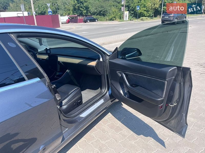 Седан Tesla Model 3 2019 в Львові