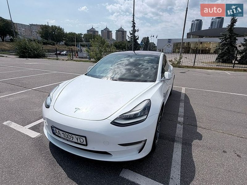 Седан Tesla Model 3 2019 в Киеве