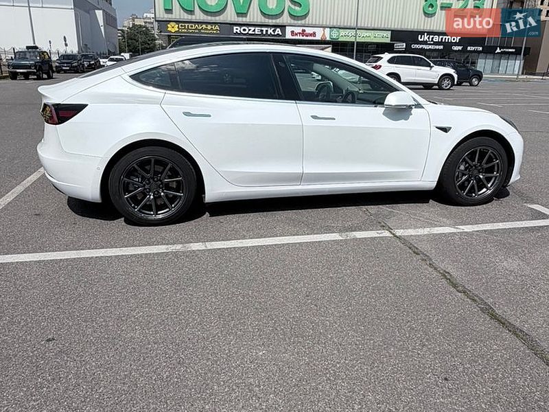 Седан Tesla Model 3 2019 в Киеве