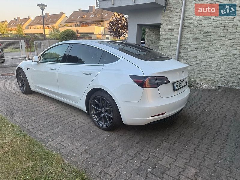 Седан Tesla Model 3 2019 в Ужгороде