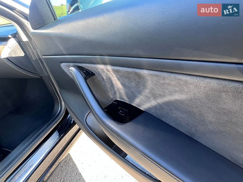 Седан Tesla Model 3 2020 в Дрогобыче