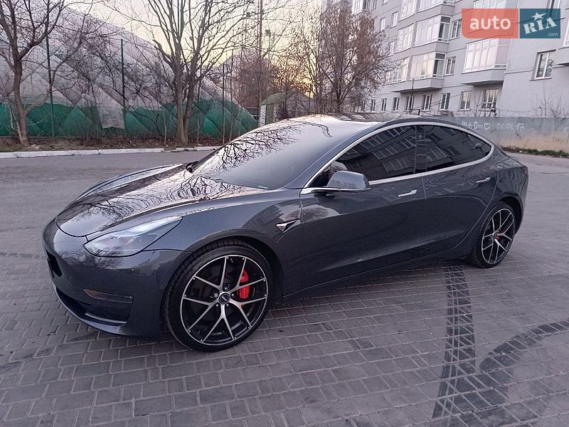Седан Tesla Model 3 2018 в Рівному
