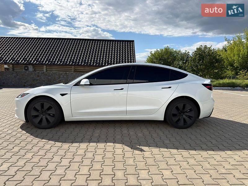 Седан Tesla Model 3 2024 в Вінниці