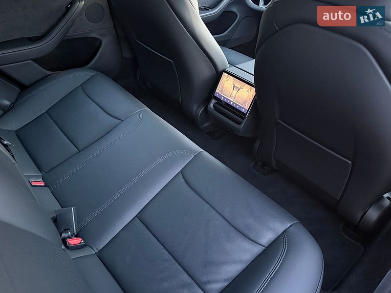Седан Tesla Model 3 2025 в Дубно