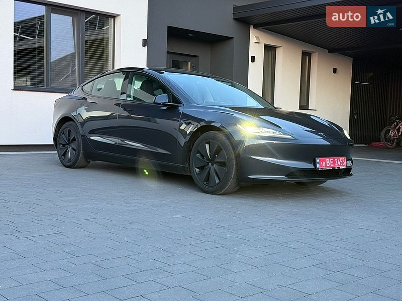 Седан Tesla Model 3 2025 в Дубно