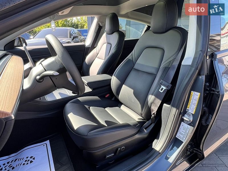 Седан Tesla Model 3 2020 в Рівному