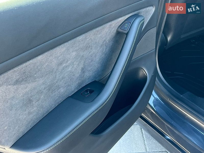 Седан Tesla Model 3 2020 в Рівному