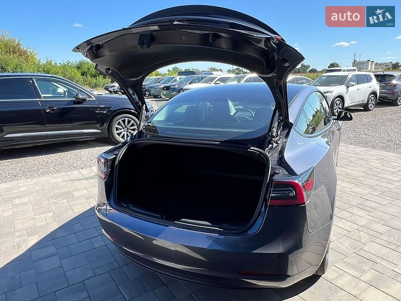 Седан Tesla Model 3 2020 в Рівному