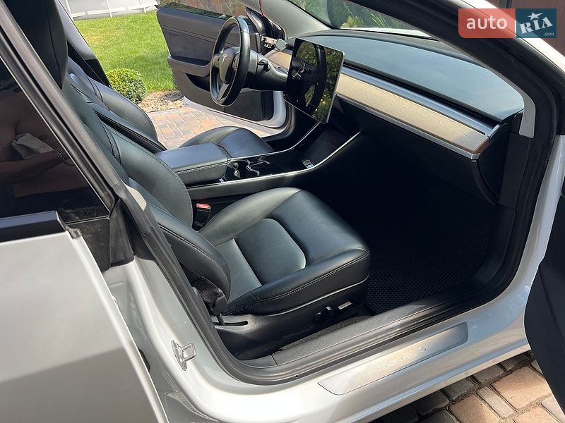 Седан Tesla Model 3 2018 в Киеве