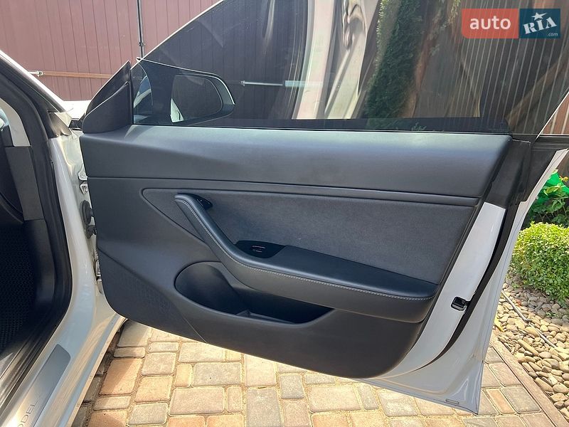 Седан Tesla Model 3 2018 в Киеве