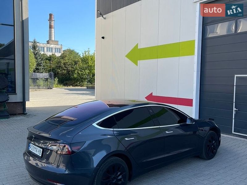 Седан Tesla Model 3 2018 в Ужгороде