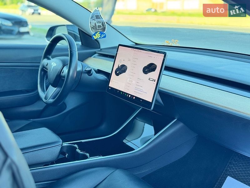 Седан Tesla Model 3 2019 в Львові
